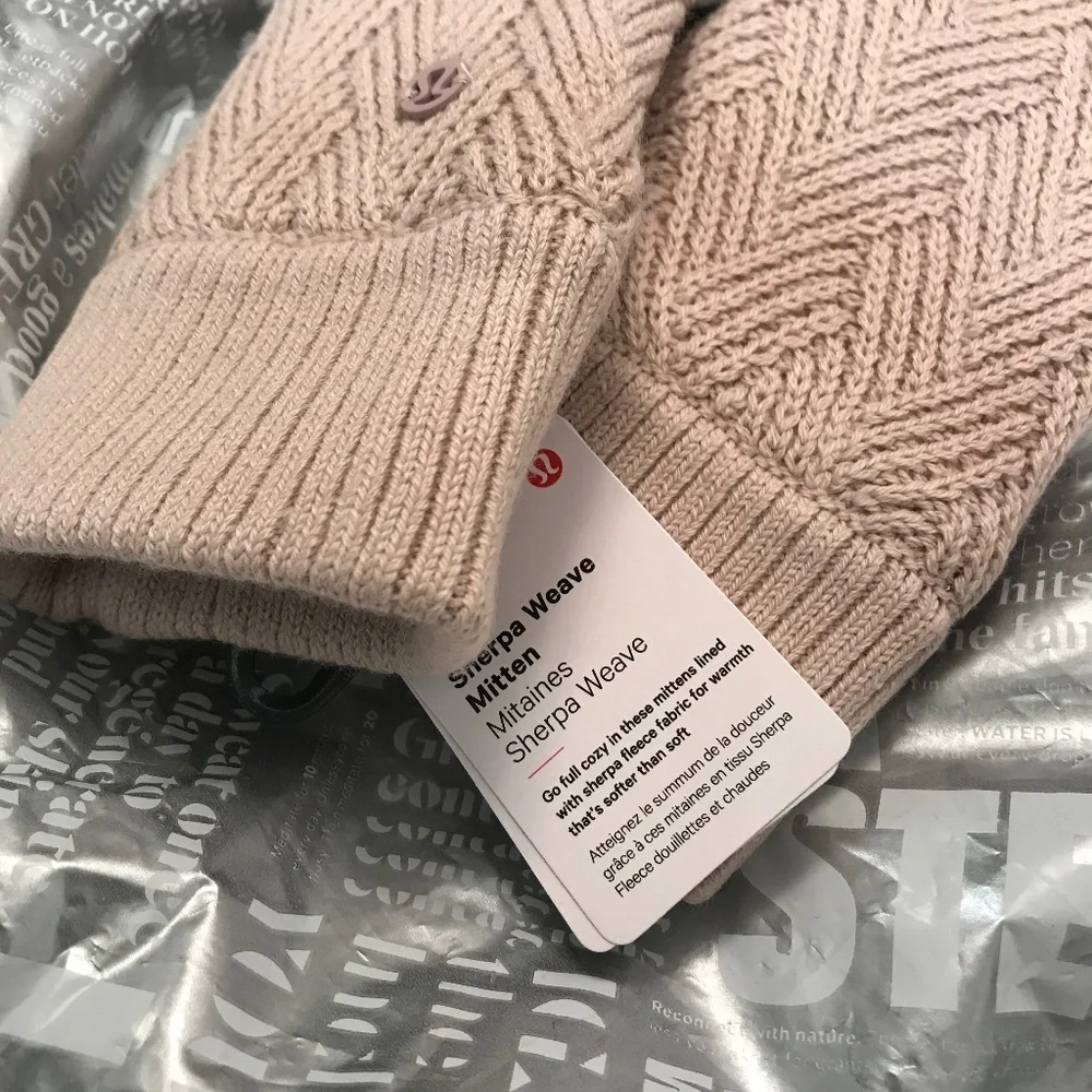 🦄NWT Lululemon Sherpa Weave Mittens Pink